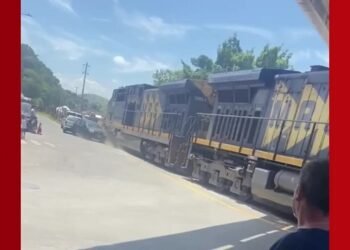 VÍDEO: Carro é atingido por trem em Três Rios