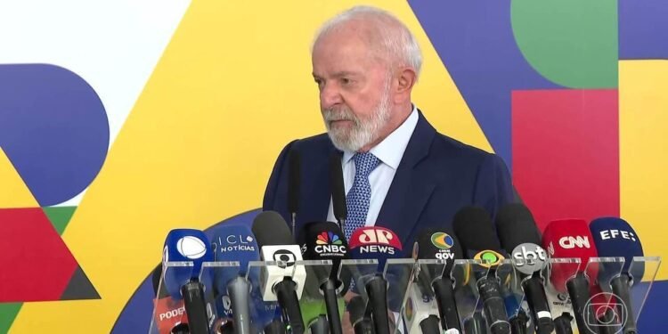 Lula reafirma reciprocidade diante de tarifas de Trump para aço: 'Vamos reagir comercialmente ou denunciar na OMC'
