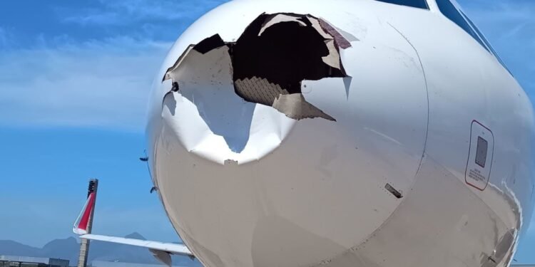 Avião da Latam retorna ao Galeão após colisão com pássaro; bico da aeronave ficou destruído | Rio de Janeiro