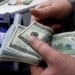 Dólar cai e fecha a R$ 5,70, com cenário político e após aceno de Trump à China; Ibovespa sobe