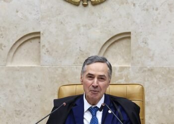 Barroso apresenta gravatas e lenços do STF para presentear autoridades: 'Departamento fashion'