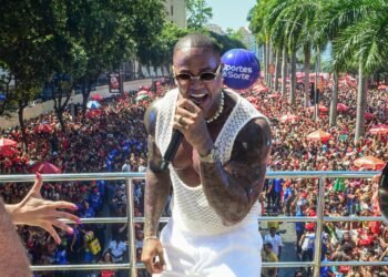 Léo Santana canta em Megabloco no Centro do Rio em desfile acompanhado por sósia: ‘já tirei muitas fotos’