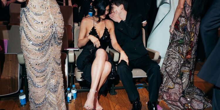 Em clima de romance, Kylie Jenner e Timothée Chalamet vão juntos ao BAFTA 2025 | Tapete Vermelho