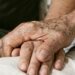 Alzheimer: cuidadores subestimam discernimento de emoções de pacientes