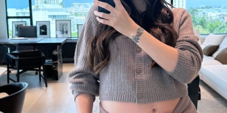 Kelly Piquet surge com look cinza e exibe barrigão de grávida de seu primeiro filho com Max Verstappen | Celebridades