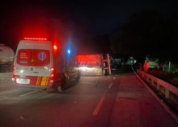 Carreta que transportava vasilhame de vidro tomba na Via Dutra, em Piraí