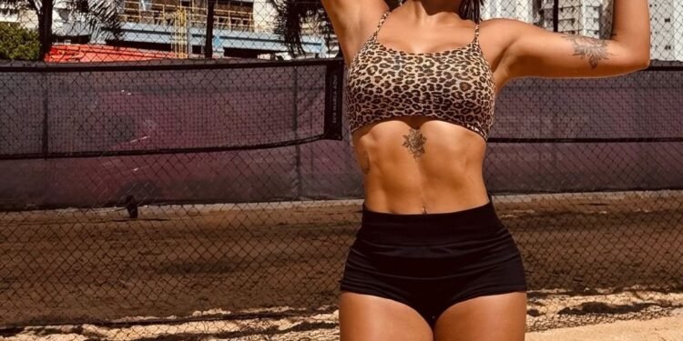 Paula Freitas aproveita sábado de verão para jogar beach tennis | Celebridades