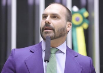 Eduardo Bolsonaro chama Lula de ex-presidiário e comenta reação do presidente a elogio de Trump; vídeo acompanha postagem Eduardo Bolsonaro chama Lula de ex-presidiário e comenta reação do presidente a elogio de Trump; vídeo acompanha postagem