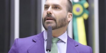 Eduardo Bolsonaro chama Lula de ex-presidiário e comenta reação do presidente a elogio de Trump; vídeo acompanha postagem