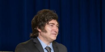 Argentinos votam para renovar parte do Congresso, em dia decisivo para Milei