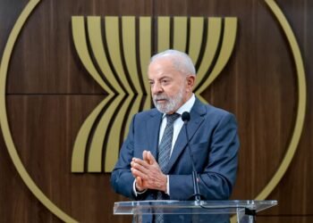 Lula quer discutir com Trump punição dada a ministros do STF Lula quer discutir com Trump punição dada a ministros do STF