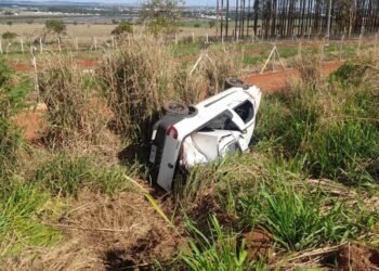 Grávida de 8 meses fica ferida após carro capotar na MG-429