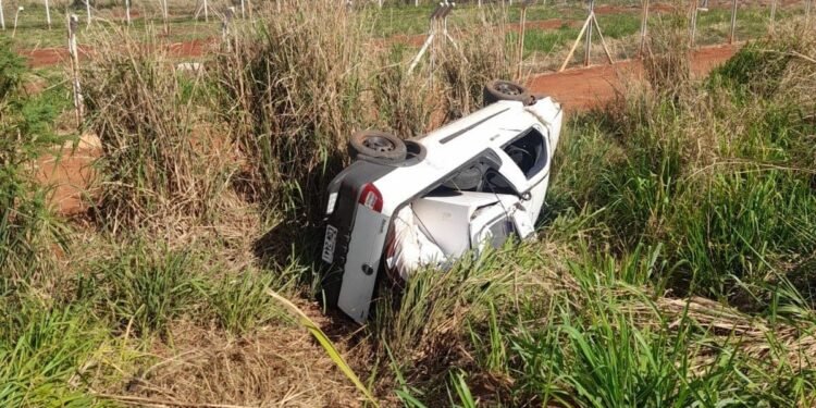 Grávida de 8 meses fica ferida após carro capotar na MG-429 Grávida de 8 meses fica ferida após carro capotar na MG-429