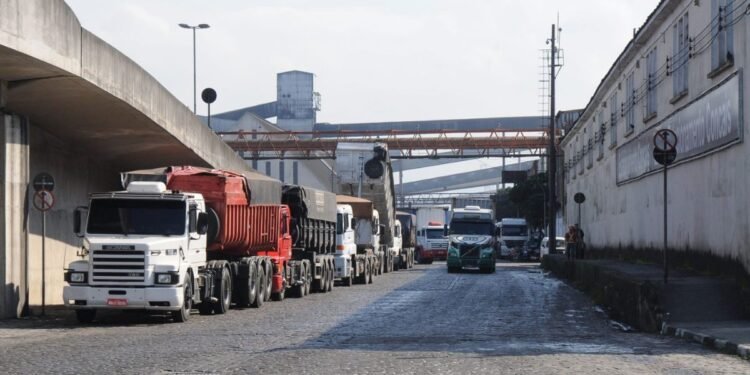 Porto de Santos terá dois condomínios logísticos com 877 vagas Porto de Santos terá dois condomínios logísticos com 877 vagas