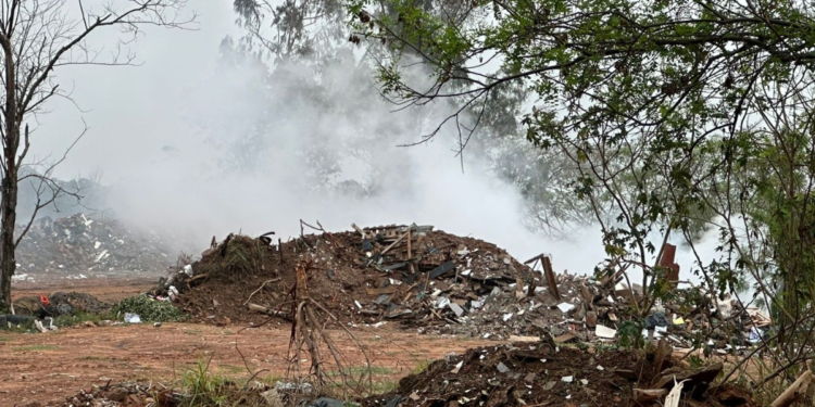 Incêndio subterrâneo em depósito de lixo na Vila Furquim é reativado após chuvas em Presidente Prudente Incêndio subterrâneo em depósito de lixo na Vila Furquim é reativado após chuvas em Presidente Prudente