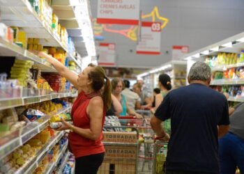 Redução da Jornada 6×1: Estudos Divergem sobre Impactos Econômicos no Brasil