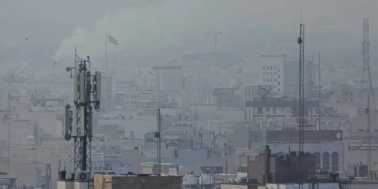 Incidente no Irã: Caça F-15E dos EUA Abatido e Tripulante Desaparecido