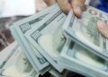 Mercado Financeiro: Dólar Fecha Abaixo de R$ 5 e Ibovespa Recua com Cautela Global