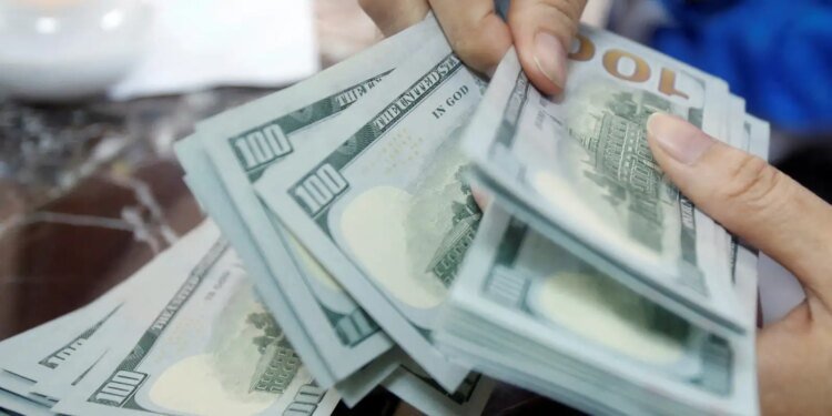 Mercado Financeiro: Dólar Fecha Abaixo de R$ 5 e Ibovespa Recua com Cautela Global