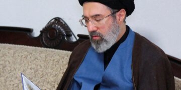 Mojtaba Khamenei: Novas Regras para o Estreito de Ormuz e Alerta Regional em Meio a Tensões no Oriente Médio