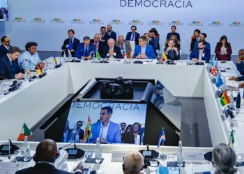 Lula Pressiona por Paz Global e Regulação Digital em Discurso na Europa