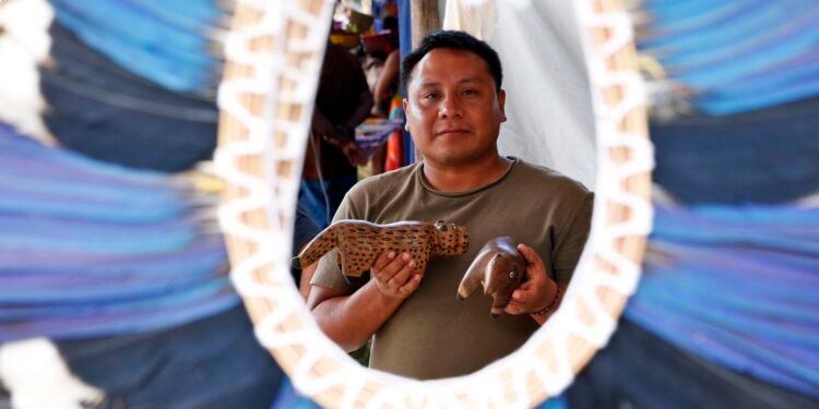 Desmatamento e Crise Climática Ameaçam Tradição Indígena da Produção de Cocares no Brasil