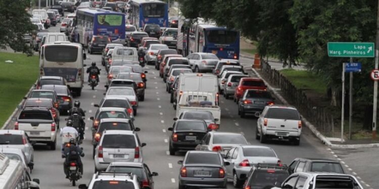 Prévia da Inflação Atinge 0,89% em Abril com Pressão de Alimentos e Combustíveis