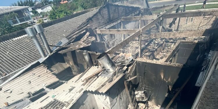 Acidente Aéreo Fatal em Capão da Canoa: Avião Cai em Restaurante e Deixa Três Mortos Acidente Aéreo Fatal em Capão da Canoa: Avião Cai em Restaurante e Deixa Três Mortos