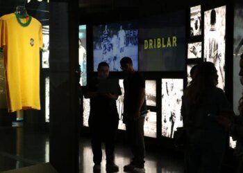 Museu do Futebol Lança Exposição ‘Amarelinha’ e Destaca Camisa Histórica de Pelé