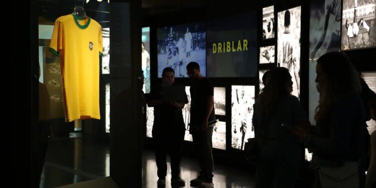 Museu do Futebol Lança Exposição ‘Amarelinha’ e Destaca Camisa Histórica de Pelé