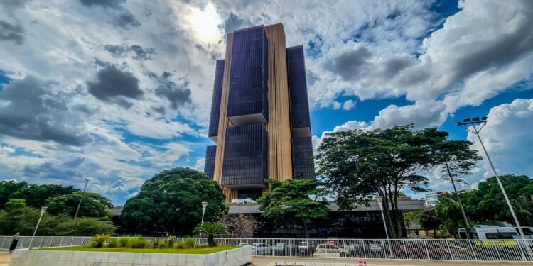 Análise Econômica: Juros Pressionam Dívida Pública Mais que Gastos no Brasil, Apontam Especialistas