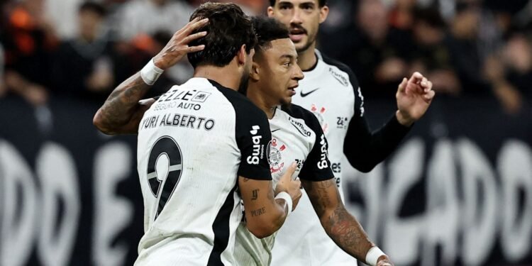 Corinthians Lidera Invictamente na Libertadores, Enquanto Fluminense Sofre Derrota na Altitude