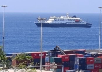 Desembarque de Passageiros do MV Hondius Inicia Após Surto de Hantavírus