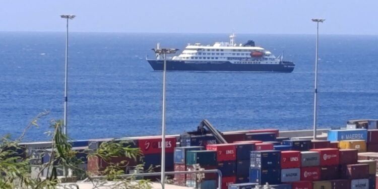 Desembarque de Passageiros do MV Hondius Inicia Após Surto de Hantavírus