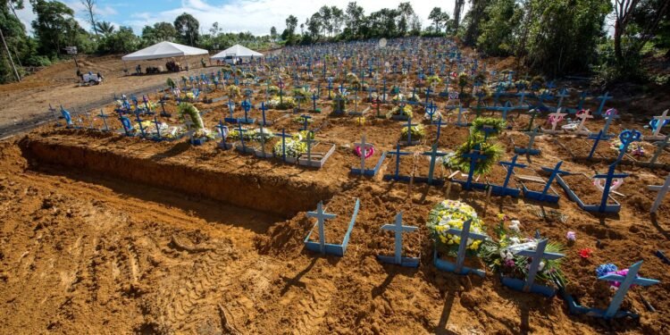 Negacionismo durante a Pandemia Reduz Expectativa de Vida no Brasil em 3,4 Anos