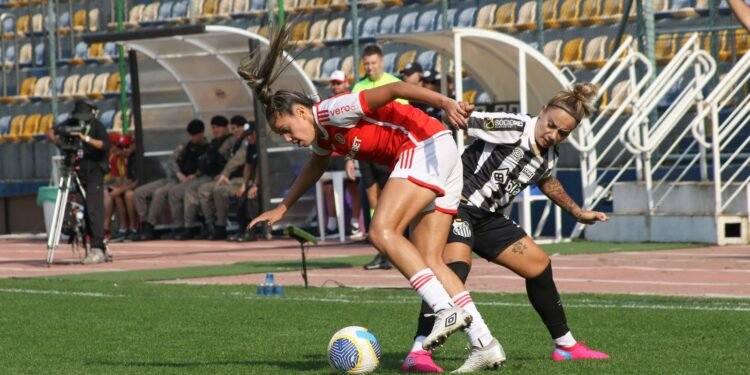 Brasileirão Feminino: Inter, Líder Visitante, Desafia Santos na Vila Belmiro