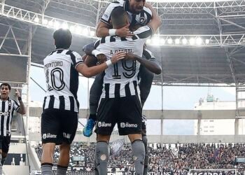 Hat-trick de Arthur Cabral Conduz Botafogo à Vitória Crucial Sobre o Corinthians no Brasileirão