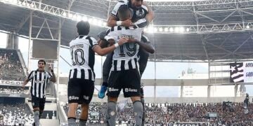 Hat-trick de Arthur Cabral Conduz Botafogo à Vitória Crucial Sobre o Corinthians no Brasileirão