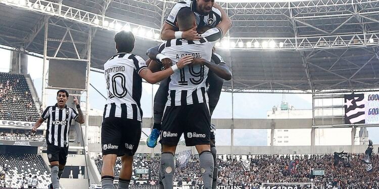 Hat-trick de Arthur Cabral Conduz Botafogo à Vitória Crucial Sobre o Corinthians no Brasileirão