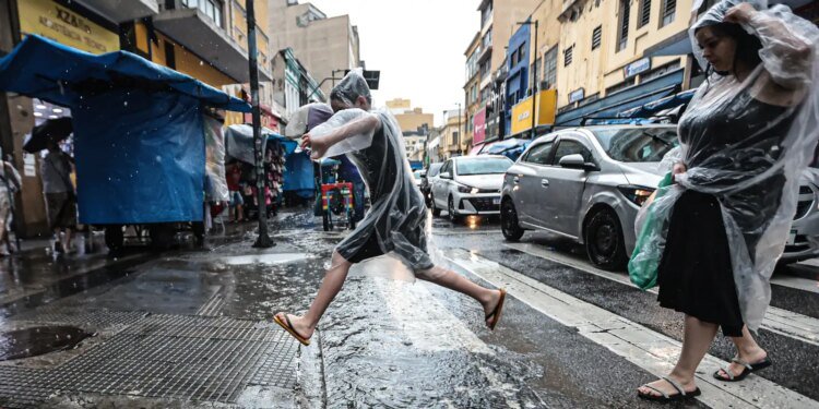 Inmet prevê Chuva Generalizada no Brasil e Alerta para Temporais com Ciclone no Sul