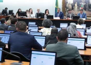 Câmara Adia Análise de PEC sobre Redução da Maioridade Penal