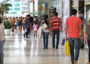 Atividade Econômica Brasileira Recua 0,7% em Março Sob Impacto de Incertezas Globais