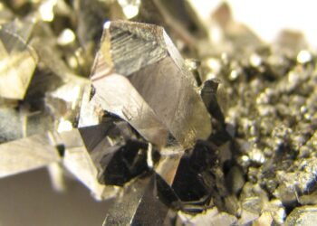 Vazio Estratégico em Minerais Críticos Ameaça Soberania Brasileira, Alerta Especialista