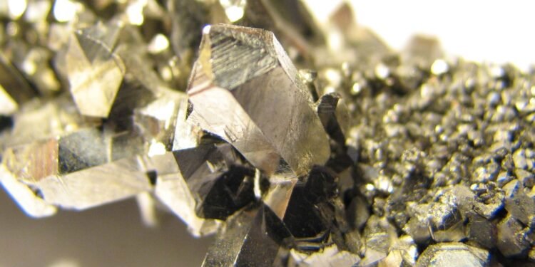 Vazio Estratégico em Minerais Críticos Ameaça Soberania Brasileira, Alerta Especialista