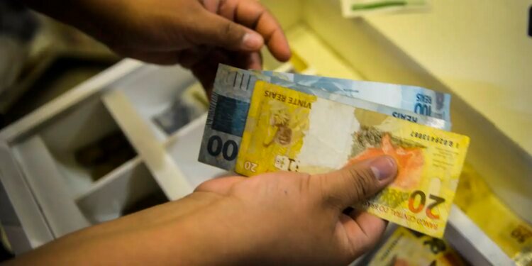Rendimento do Trabalhador Atinge Recorde Histórico em DF e 15 Estados, Aponta IBGE