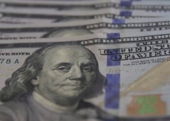 Dólar Recua com Alívio Geopolítico e Foco na Inflação dos EUA; Ibovespa Cai