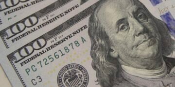 Dólar Acima de R$ 5 e Bolsa em Queda: Economia Global e Política Doméstica Pressionam Mercados