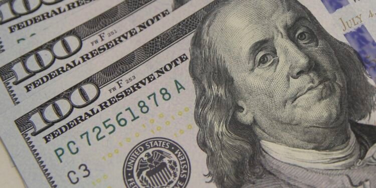 Dólar Acima de R$ 5 e Bolsa em Queda: Economia Global e Política Doméstica Pressionam Mercados