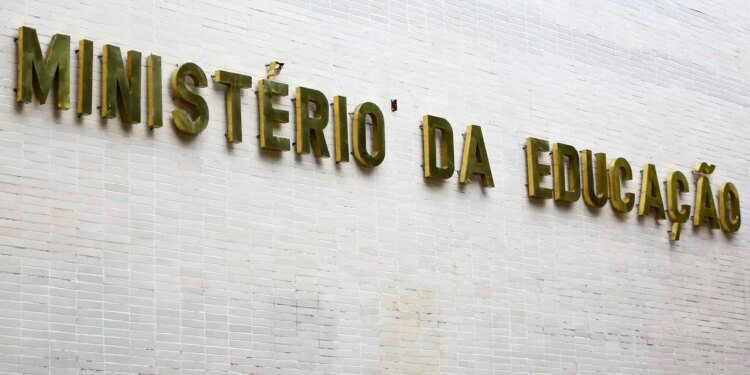 MEC Revela Desempenho Inferior de Cursos EaD de Licenciatura e Anuncia Novas Regulações