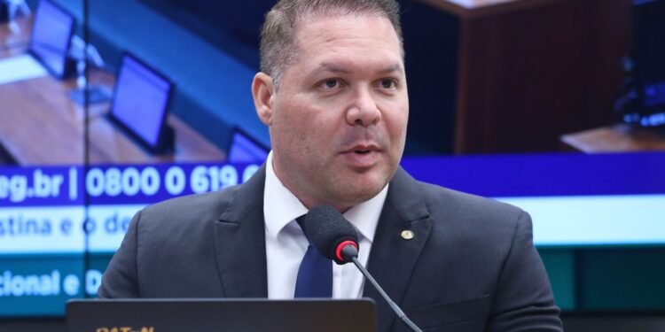 TSE Anula Votos e Declara Inelegibilidade de Ex-Deputado Cearense por Gastos Ilícitos
